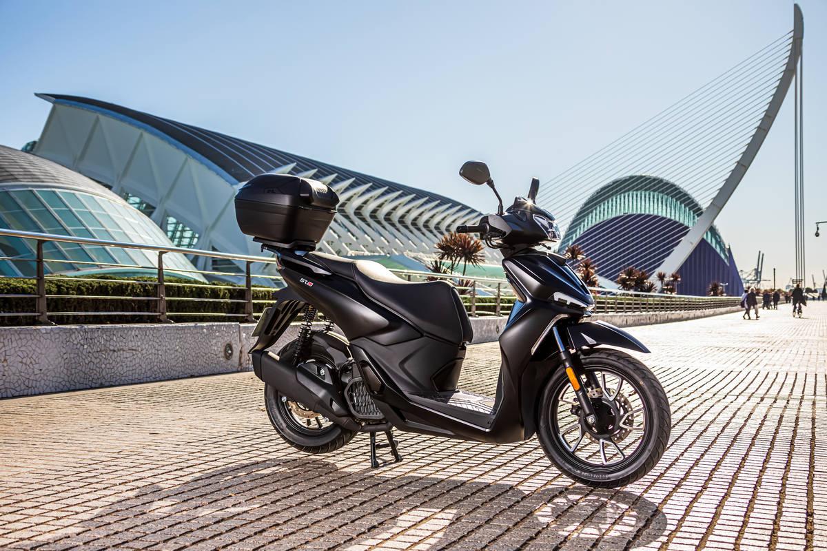 Voge SR16: las claves del scooter de rueda alta sin carnet