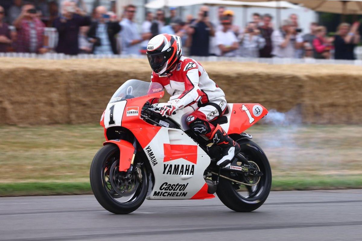 Wayne Rainey rueda con su Yamaha 500 en GoodWood