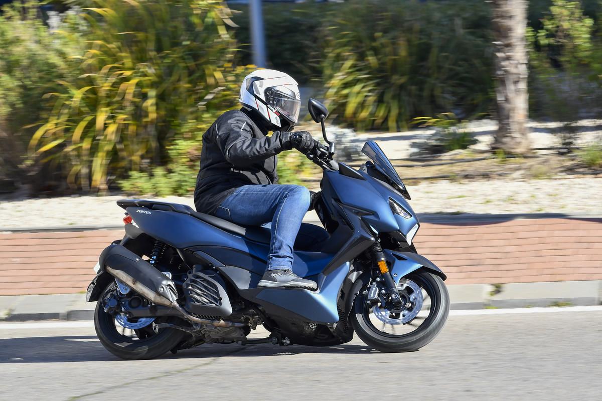 Prueba Zontes M125: el scooter deportivo más barato sin carnet