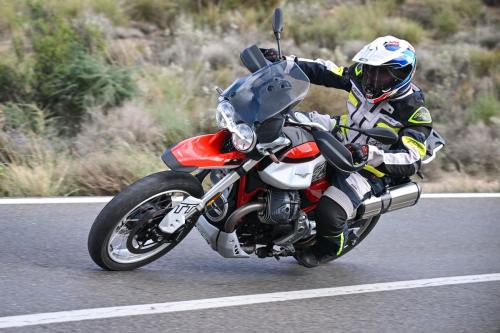 Prueba Moto Guzzi V85 2024: Más potencia para la trail retro