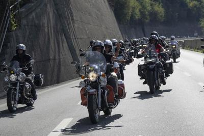 60.000 aficionados toman Mandello para estrenar la nueva era de Moto Guzzi