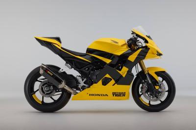 Honda llega a la pasarela de Milán... ¿con una CBR 750 de base Hornet?