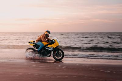La última moto que esperabas ver en una carrera de playa: Yamaha XSR900 GP