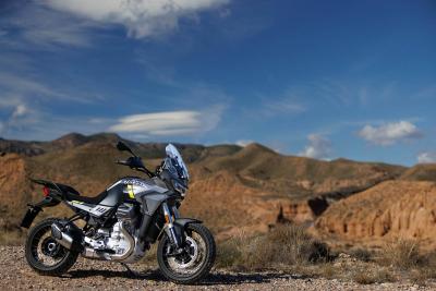 Moto Guzzi Stelvio y V85, dos formas distintas de entender el viaje