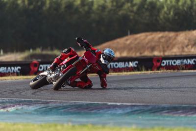 Ducati Desmo450 SM, la Desmo450 MX se pasa al Supermotard