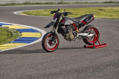 Ducati viste de negro su supermotard más salvaje: Hypermotard 698 Mono Nera