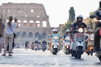 25.000 Vespa convierten Roma en el escenario del 80º aniversario del mito italiano