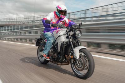 Yamaha XSR900 2027: los colores blanco, rosa y azul de la YZF 750R