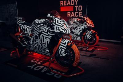 KTM 990 RC R y Track: casi una MotoGP de calle para 2025