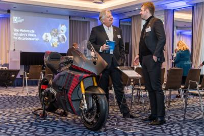 Los fabricantes de motos promueven un estándar de baterías