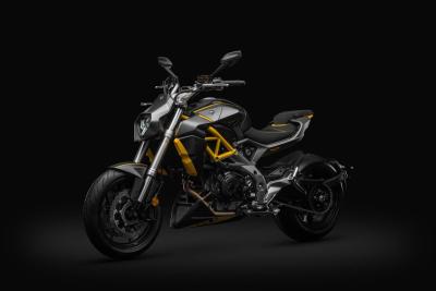 Cyclone RA 1000: musculosa custom china de inspiración Diavel