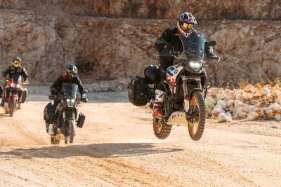 Viste tu maxitrail para la aventura con las bolsas blandas GIVI Canyon