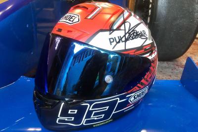 Subasta de un Shoei réplica firmado por Marc Márquez