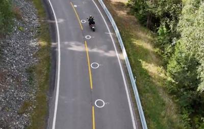 Más marcas en el asfalto para unas trazadas más seguras en moto