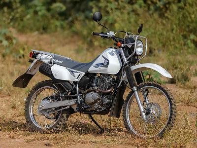 Suzuki DR200SE 2025: trail granjera de 19 CV por 3400 euros