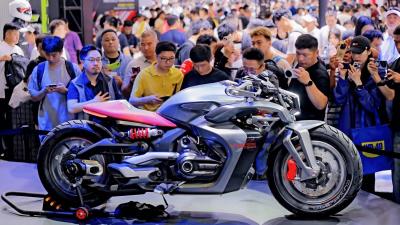 Voge CU-X: moto híbrida con IA y suspensión inteligente