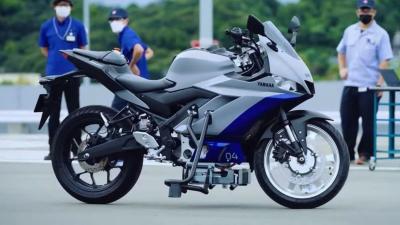 Yamaha inventa la moto que no se cae en parado