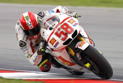 Marco Simoncelli fallece tras un brutal accidente en Sepang