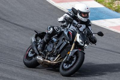 QJ Motor SRK 800 y RR a prueba: cuatro cilindros asequibles y bien dotadas
