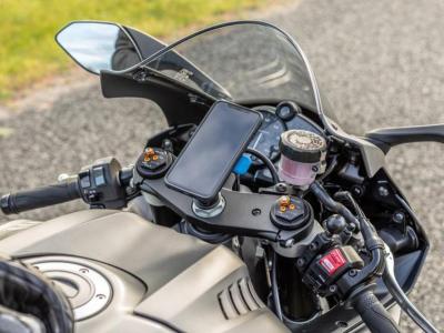 Tipos de soporte móvil para viajar en moto