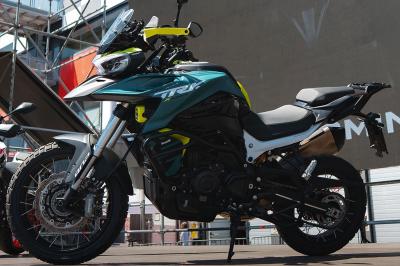 Nuevas Benelli TRK 902 Xplorer y Stradale: nuevo motor y ¡con radar!