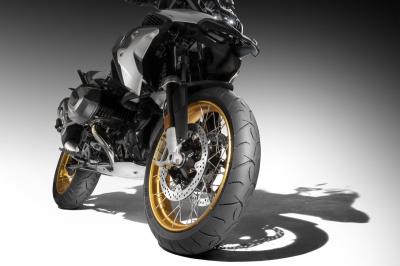 Neumáticos para motos trail de buen rendimiento en asfalto