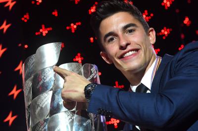 Marc Marquez con la copa de Campeón del Mundo de MotoGP