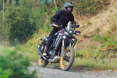 Prueba QJMotor SRT 450RX: trail A2 muy equipada por 5299 euros