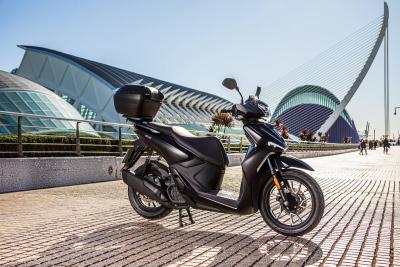 Voge SR16: las claves del scooter de rueda alta sin carnet