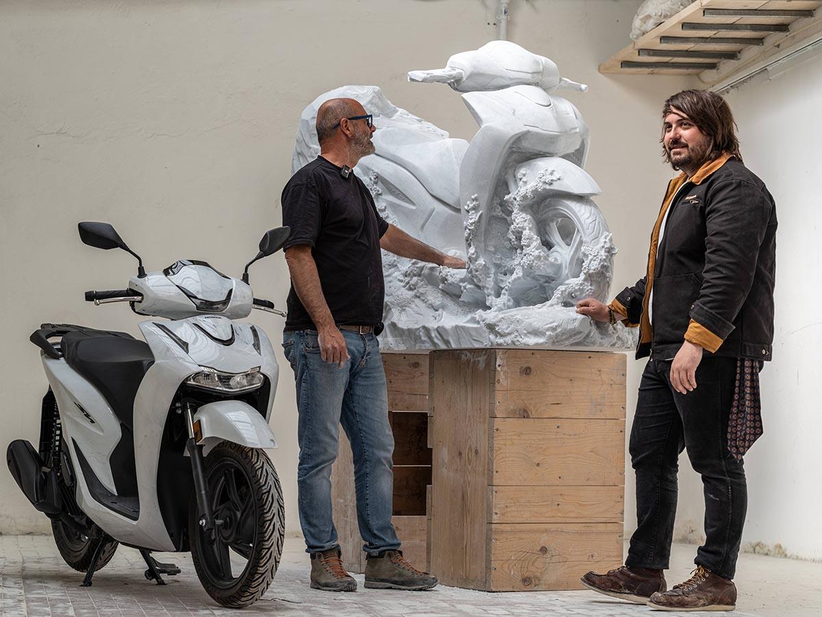 Honda saca el Scoopy 125 del asfalto y le convierte en objeto de diseño