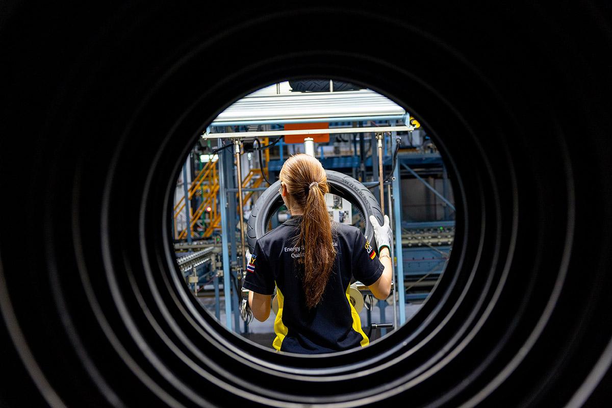 Continental refuerza en Tailandia su producción de neumáticos de moto