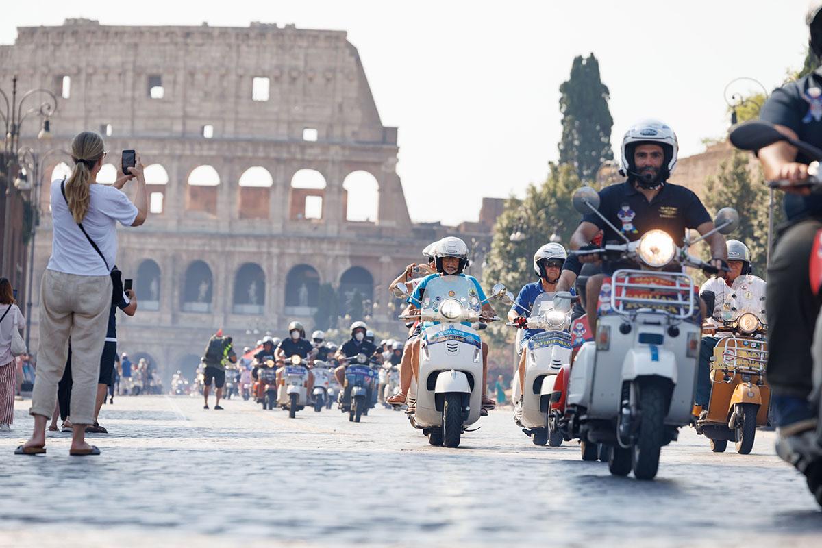 25.000 Vespa convierten Roma en el escenario del 80º aniversario del mito italiano
