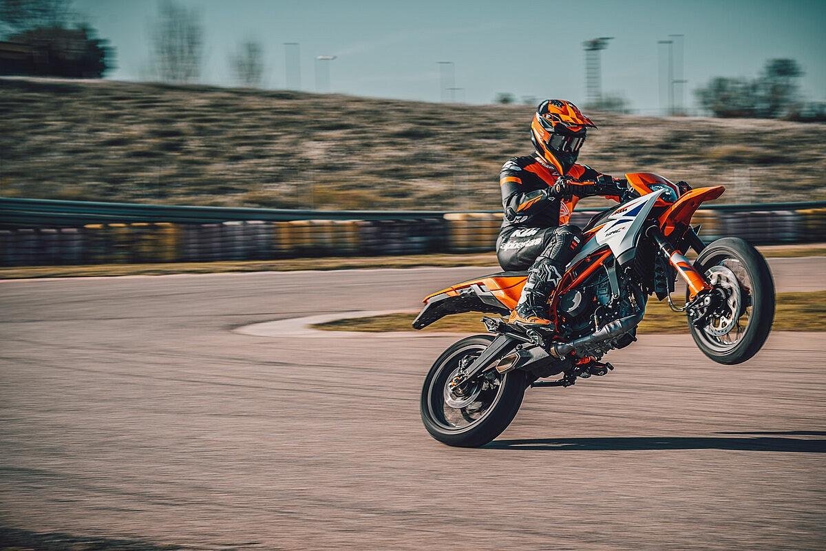 Nuevas KTM 125 SMC R y KTM 390 SMC R: supermoto 2025