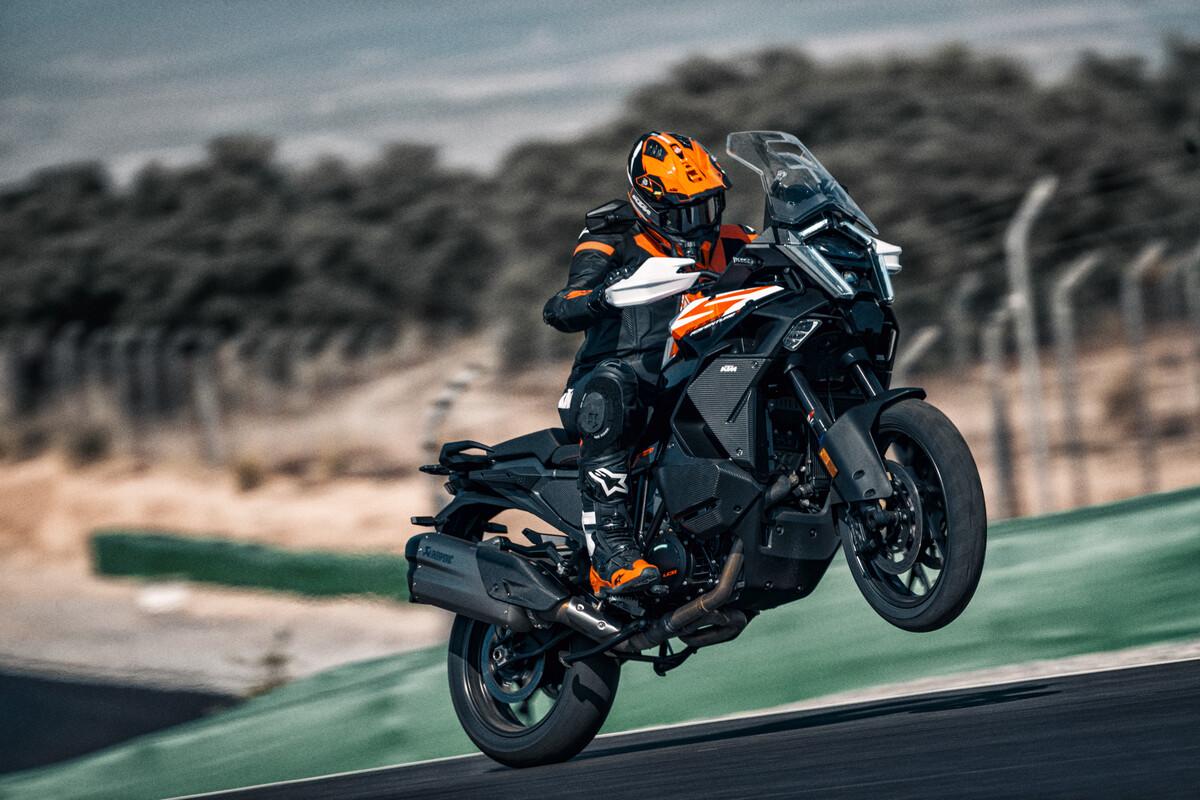 KTM 1390 Super Adventure S 2025: 173 CV y cambio manual