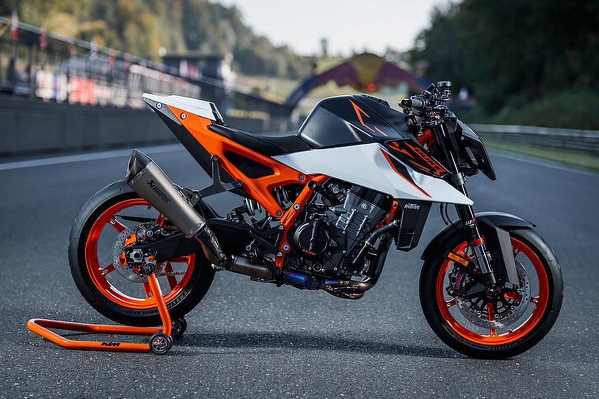 KTM 990 Duke R 2025: más potencia (128 CV) y menos peso (190 kg)