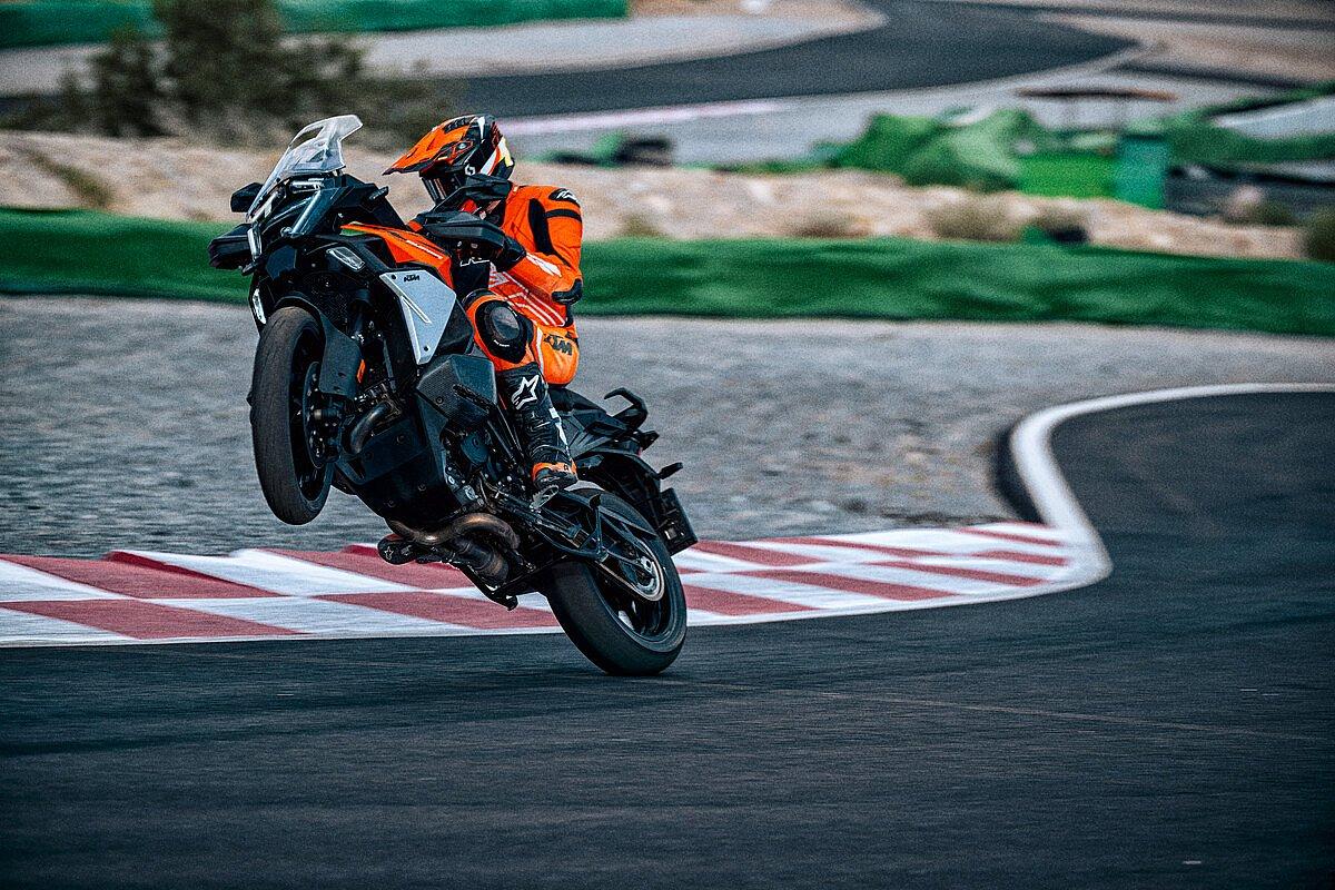 KTM 1390 Super Adventure S Evo: 173 CV, automática y radar