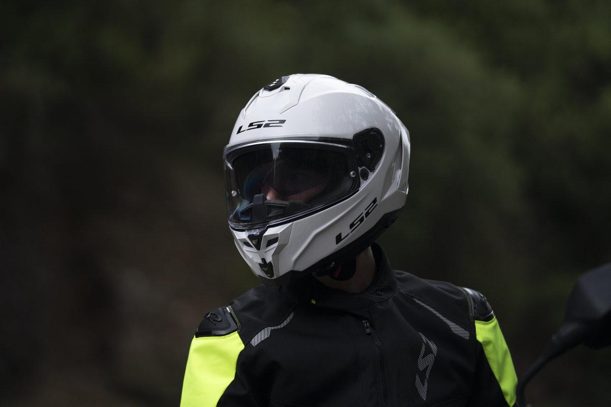 Nuevo LS2 Challenger II: casco de turismo en fibra de vidrio por 329 euros