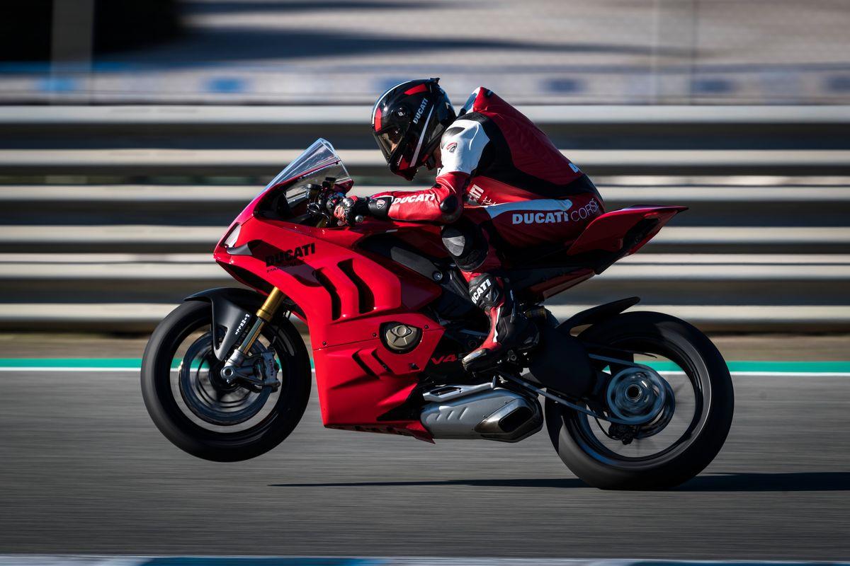 Ducati Panigale V4 2023: más electrónica derivada de la competición