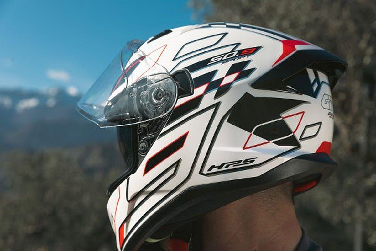 GIVI actualiza sus cascos con gráficas variadas y atractivas