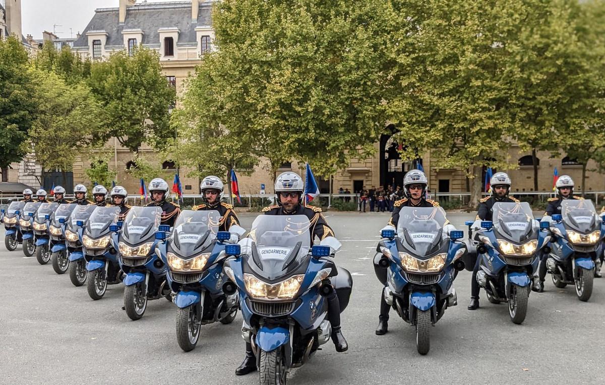 La policía en moto francesa, su misión: ¡proteger al Presidente!