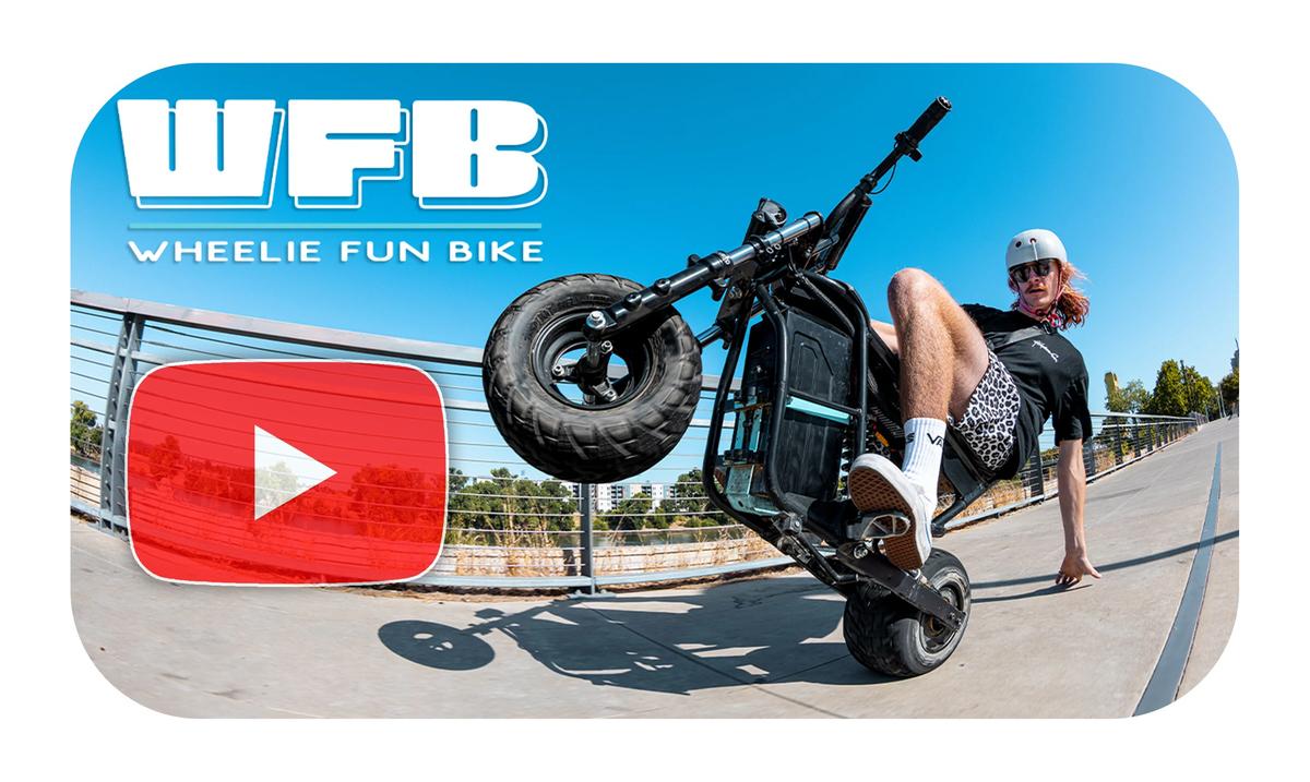 ¡Esta moto hace caballitos sola con un botón!