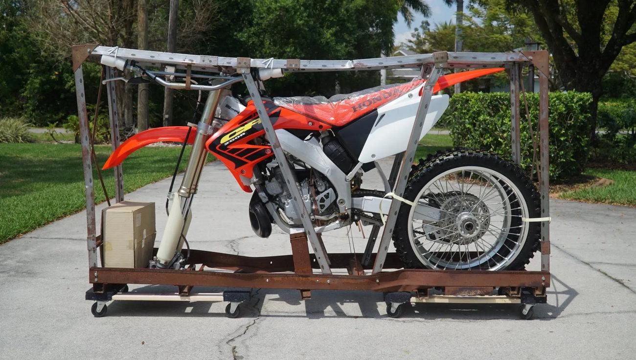 Una Honda CR250R de 2002, nueva en su caja, vendida por ¡20 000 euros!