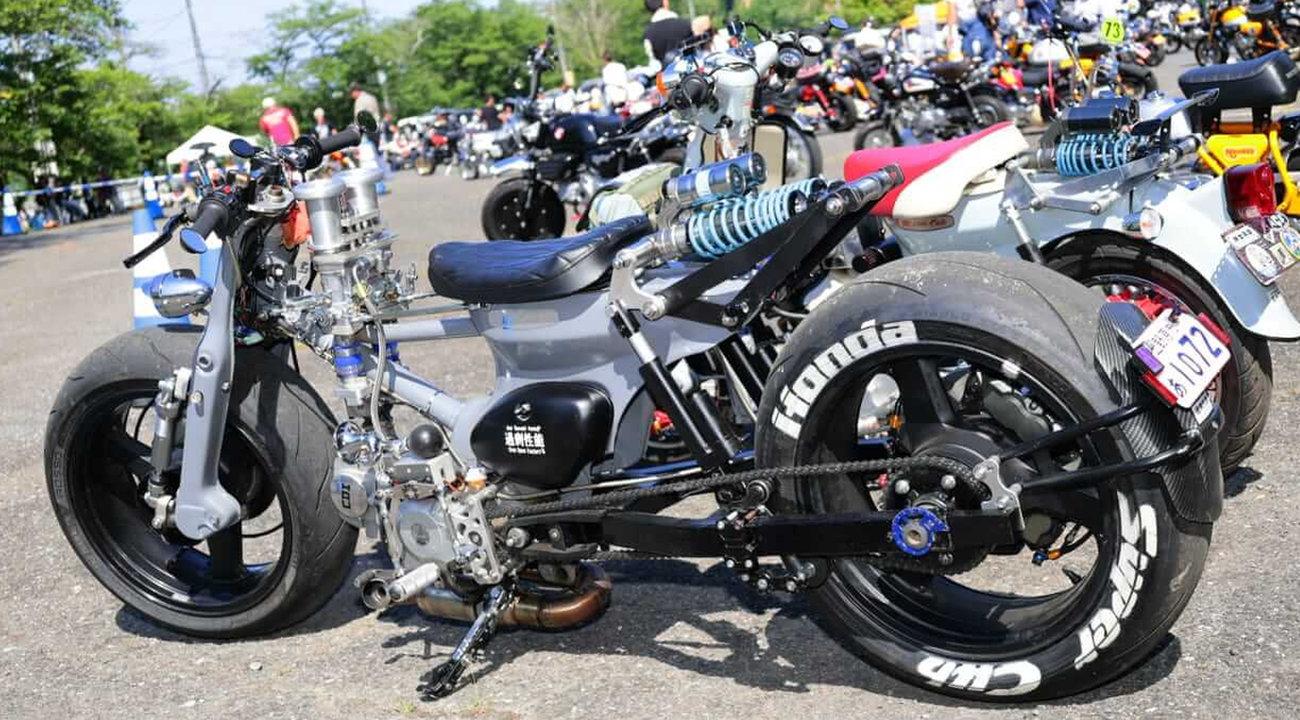 El Honda Cub más brutal: con 6 pinzas Brembo y neumático de 200 mm