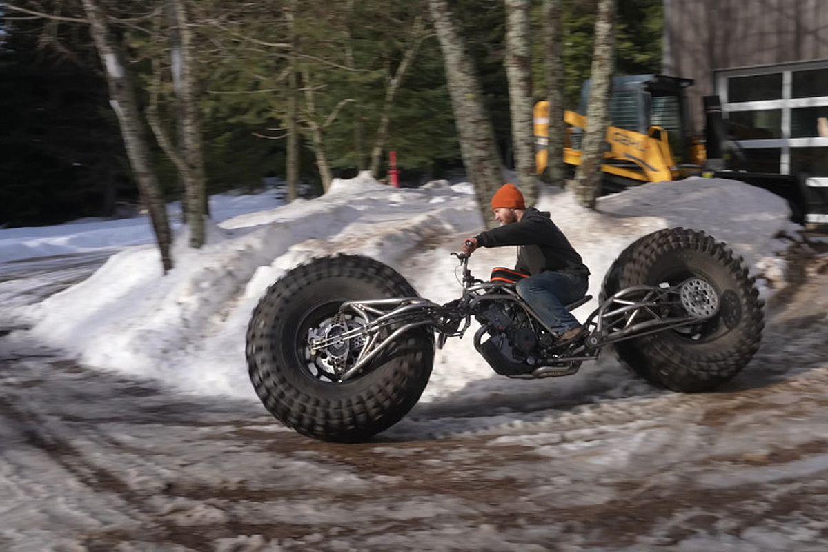 Moto de campo ¿de ensueño? ¡Con ruedas de 46 pulgadas!