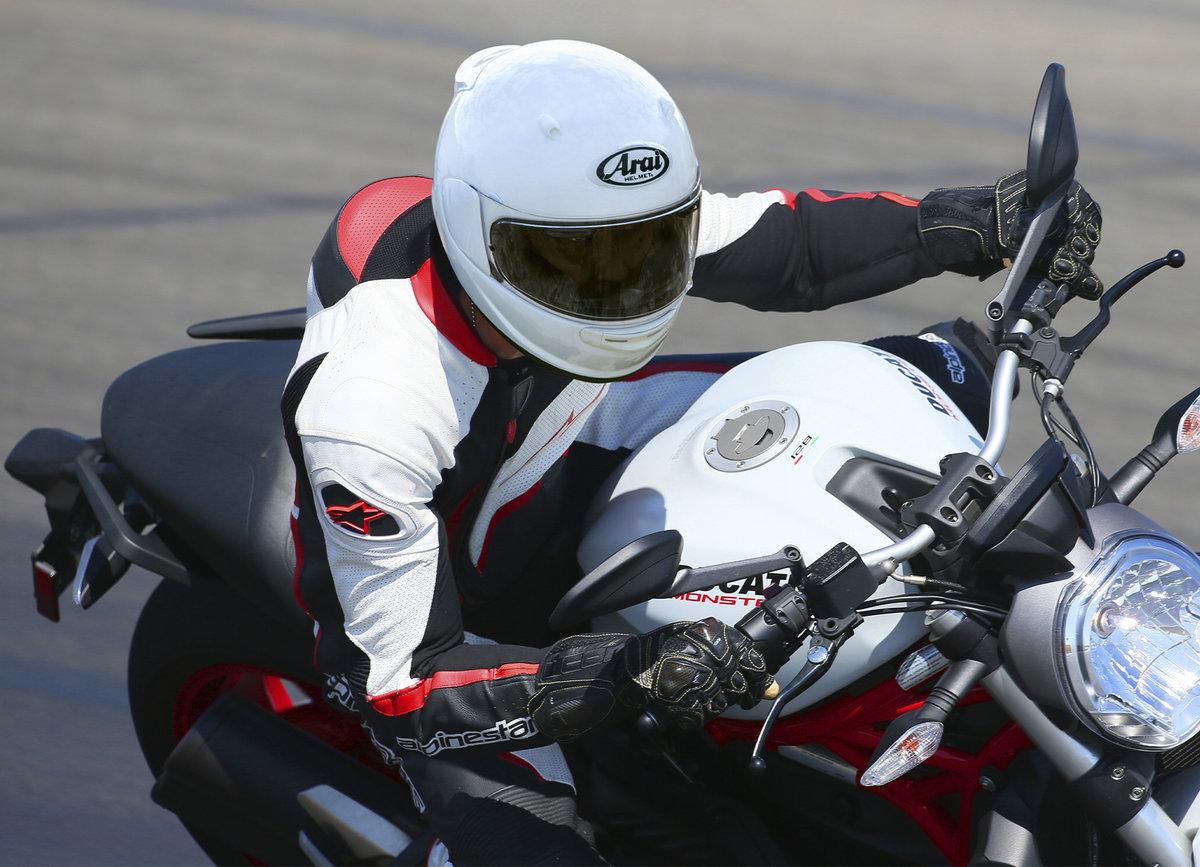 Arai Quantic 2026: el casco sport-turismo recibe nuevas gráficas