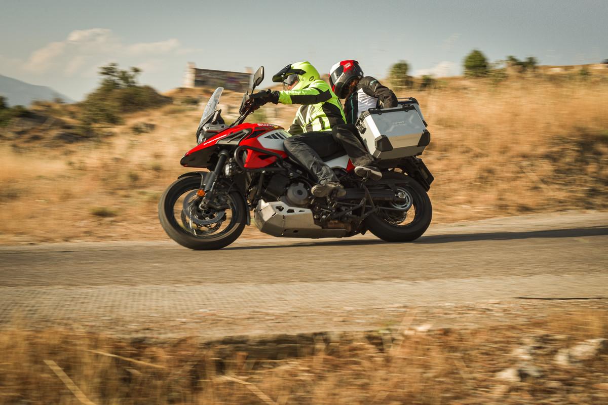 Cómo conducir en moto con acompañante