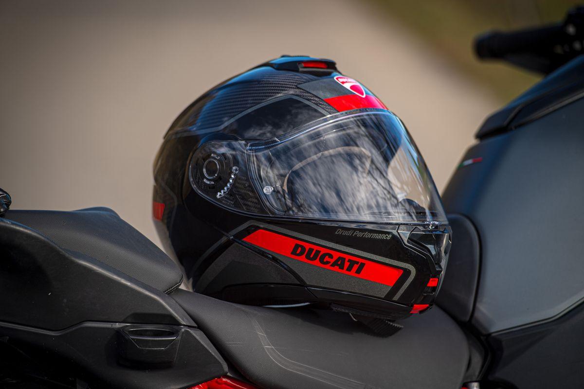Horizon V2: el casco Ducati con sistema de intercomunicación