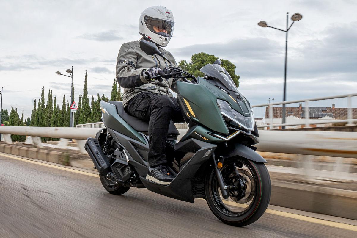 Zontes 125 X: 15 CV, 15 kg menos y 2688 euros ¡madera de superventas!