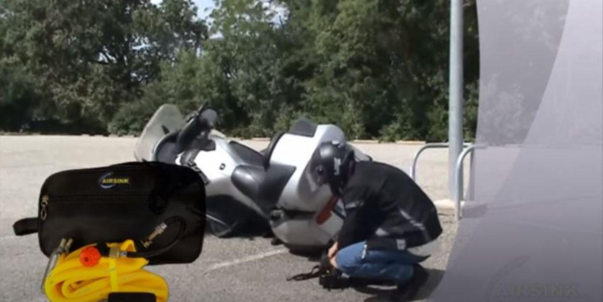 Un airbag para levantar la moto después de una caída