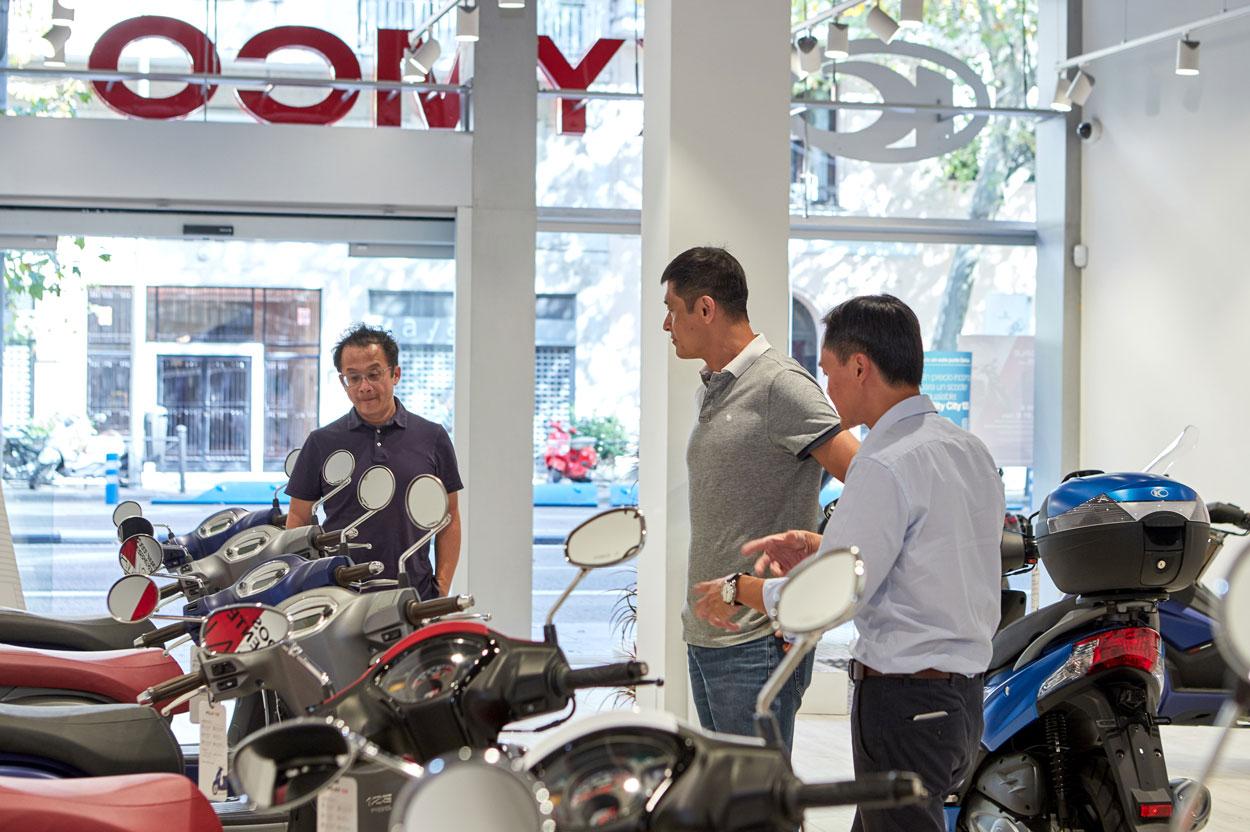 Allen KO, presidente de KYMCO, en su visita al concesionario de Madrid